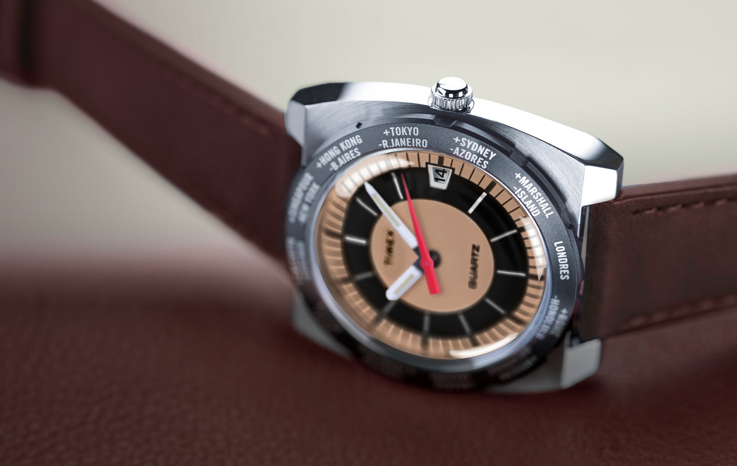 Close-up shot of a Timex world time wristwatch featuring a dual-tone copper and black dial, date window at the 12 o'clock position, and a rotating bezel marked with major global cities such as Tokyo, Sydney, Londres, and Hong Kong. The watch has a polished stainless steel case and a brown leather strap.