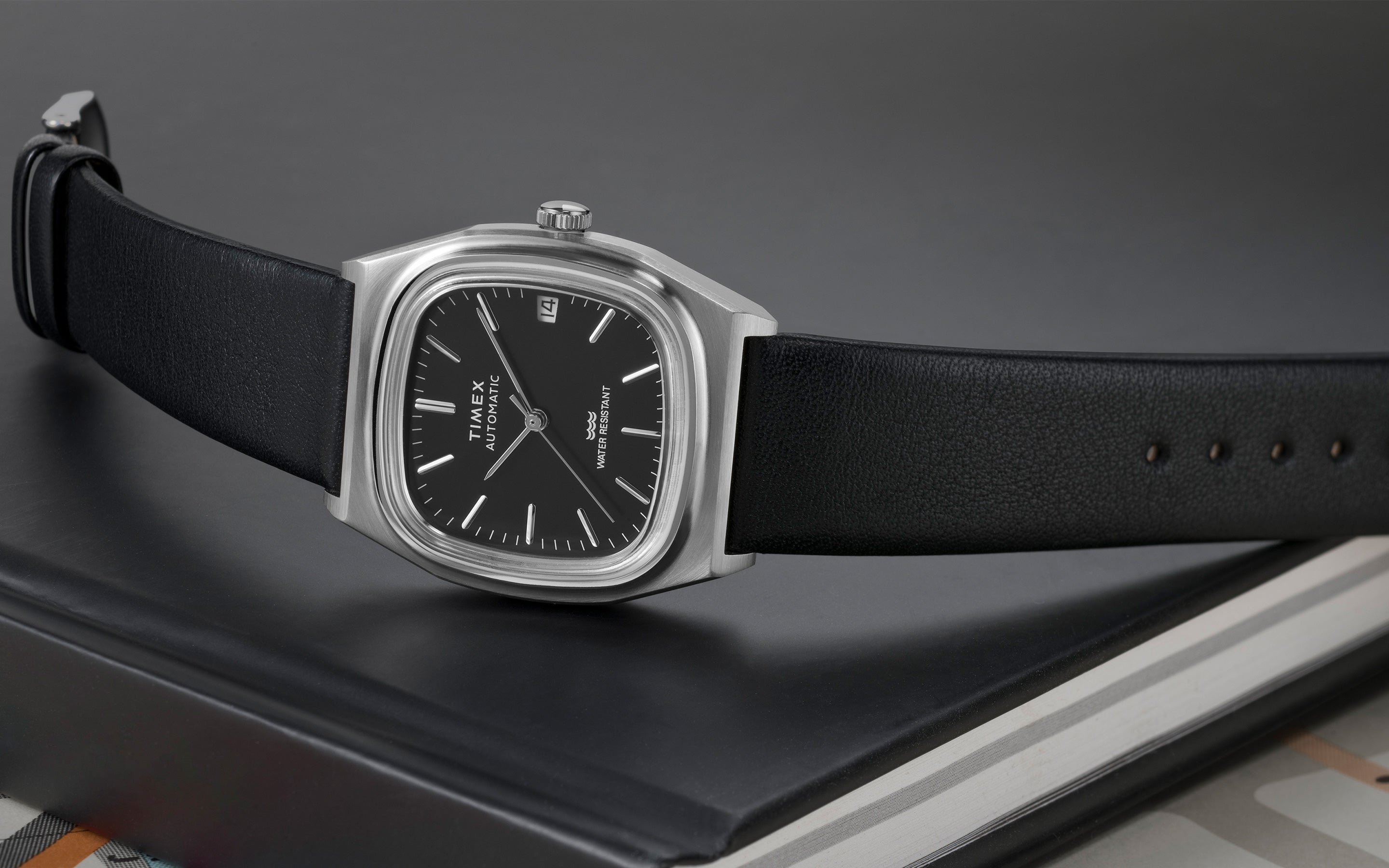 GW限定！TIMEX 1983 E-Line Automatic ブラック Timex® Automatic 1983 E Line 34mm Leather Strap Watch - TW2Y07500