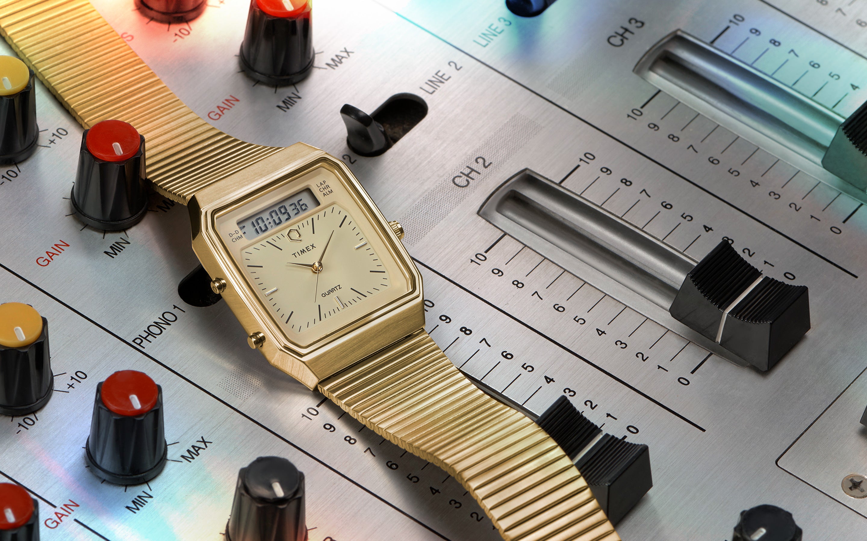 時計 Q Timex 1982 Ana-Digi Reissue Q Timex® 1982 Ana-Digi Reissue 33mm Stainless Steel Bracelet Watch